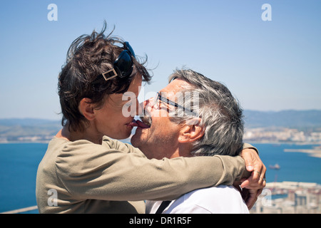 Frau glücklich mittleren Alters und ältere Mann verliebt küssen im Freien. Stockfoto