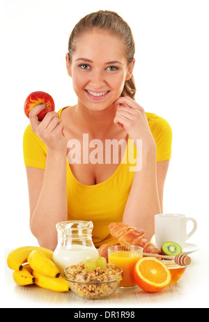 Junge Frau beim Frühstück. Ausgewogene Ernährung Stockfoto