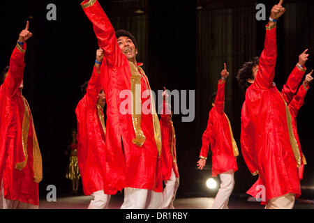 28. Februar 2009 - Berkeley, Kalifornien, USA - acht College Hindi Film Tanz-Teams auf UC Berkeley Campus wie Fußball Gladiatoren kämpfen um einen Bhangra Schüssel Preis angetreten. Die Teams enthalten UC San Diego, UC Berkeley, Northwestern University, UC Irvine, UCLA, UD Davis, Stanford University und USC. Gesponsert von DesiDanceTeams.com, ist die Stiftskirche Tanzwettbewerb Amerikas größten Stockfoto