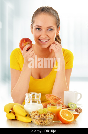 Junge Frau beim Frühstück. Ausgewogene Ernährung Stockfoto