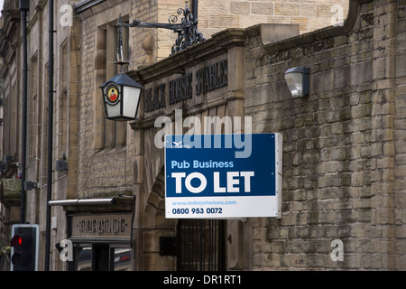 "Pub Business to Let" Schild an der Außenwand des Black Horse (traditionelles Gasthaus) in der Wirtschaftskrise - Otley, West Yorkshire, England, Großbritannien. Stockfoto