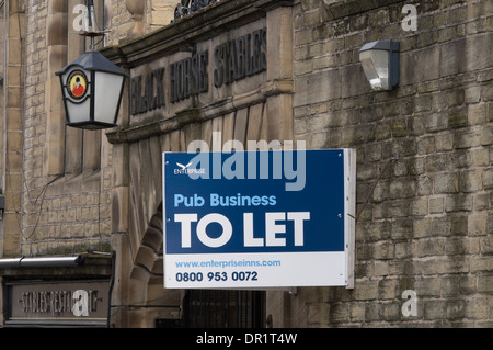 "Pub Business to Let" Schild an der Außenwand des Black Horse (traditionelles Gasthaus) in der Wirtschaftskrise - Otley, West Yorkshire, England, Großbritannien. Stockfoto