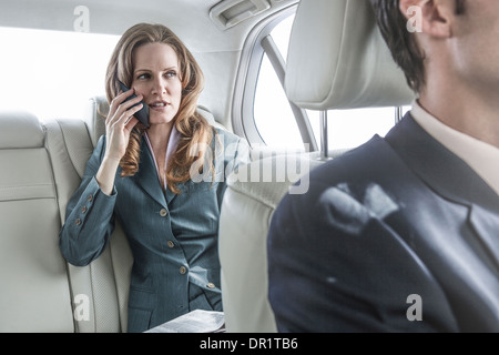 Geschäftsfrau, reden über Handy im Auto Stockfoto