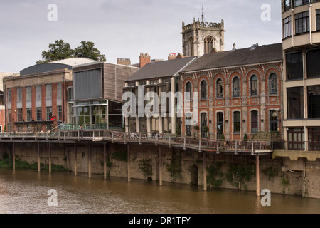 Fluss Ouse, sanierte Gebäude am Flussufer (Kino, historischen Ebor Halle) langer Gang Balkon & Cafe Sitzecke - York, North Yorkshire, England, Großbritannien Stockfoto