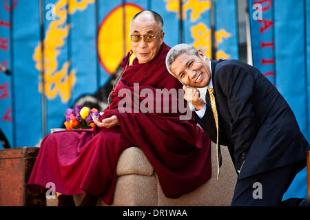 25. April 2009 - Berkeley, Kalifornien, USA - seine Heiligkeit der XIV. DALAI LAMA, TENZIN GYATSO, hielt einen Vortrag an U.C. Berkeley Hearst Greek Theater unter dem Titel "Frieden durch Mitgefühl." In Englisch zu sprechen, berät sich der Dalai Lama mit seinen Übersetzer, das richtige Wort zu finden. Studenten hatten über Nacht zu Tickets für die ausverkaufte Veranstaltung lagerten. UC Berkeley gesehen hatte eine Linie so lange für eine Stockfoto