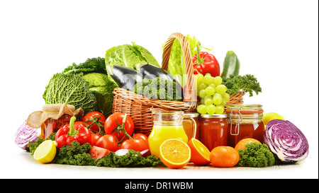Weidenkorb mit sortierten Bio-Gemüse und Früchte, die isoliert auf weiss Stockfoto