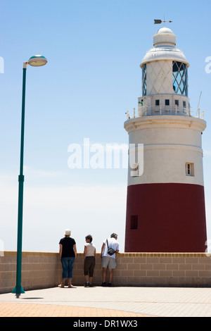 Gruppe von Touristen neben Leuchtturm in Europa Point, Gibraltar, Großbritannien. Stockfoto