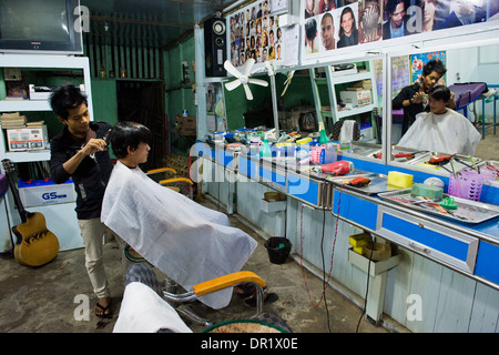 Myanmar, Tangoo, Friseur Stockfoto
