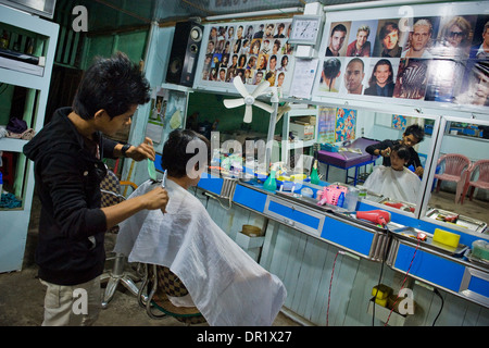 Myanmar, Tangoo, Friseur Stockfoto