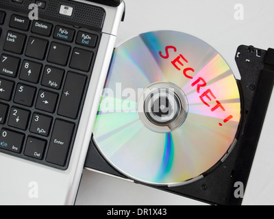 CD-ROM in das CD-Laufwerk eines Computers labtop Stockfoto