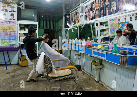 Myanmar, Tangoo, Friseur Stockfoto