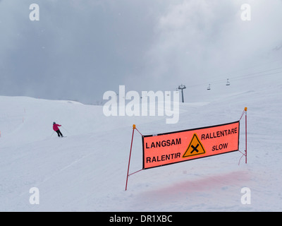 Warnzeichen auf eine alpine Skipiste in Distenis, Schweiz am 21. Februar 2013. Stockfoto