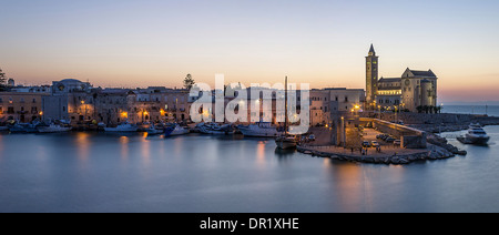 Italien, Apulien, Trani, die Kathedrale in der Abenddämmerung Stockfoto