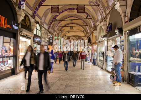 Asien, Türkei, Istanbul. Basar (aka Kapalicarsi). Typische Ansicht der überdachten Labyrinth von Geschäften und Lieferanten. Stockfoto