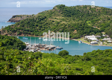 Ein Blick von Shirley Heights von English Harbour und die Küste der Insel Antigua in der Karibik. Stockfoto