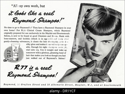 1950er Jahre Werbung Werbung R77 RAYMOND SHAMPOO. Anzeige in Womens Fashion-Magazin ca. 1952. Stockfoto