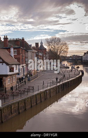 Dramatischer Abendhimmel über den Fluss Ouse & King's Staith mit den Kings Arms Pub & seine außerhalb von Tabellen durch ruhige Flussufer - Stadtzentrum von York, England, UK. Stockfoto