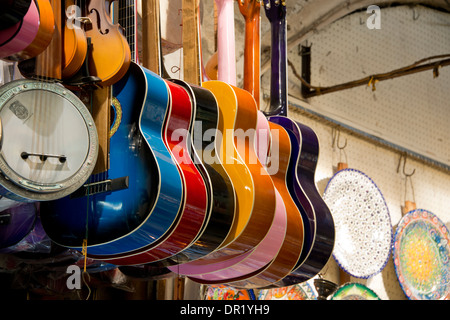 Asien, Türkei, Istanbul. Basar (aka Kapalicarsi). Bunte hängen Instrumente zu verkaufen, Banjo, Gitarre. Stockfoto