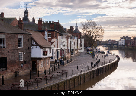 Dramatischer Abendhimmel über den Fluss Ouse & King's Staith mit den Kings Arms Pub & seine außerhalb von Tabellen durch ruhige Flussufer - Stadtzentrum von York, England, UK. Stockfoto