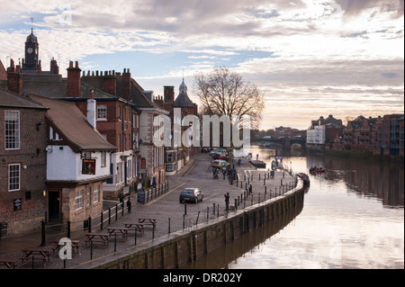 Dramatischer Abendhimmel über den Fluss Ouse & King's Staith mit den Kings Arms Pub & seine außerhalb von Tabellen durch ruhige Flussufer - Stadtzentrum von York, England, UK. Stockfoto