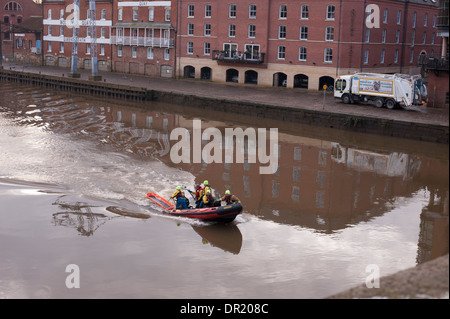 Die Mitglieder der Feuerwehr und Rettungsdienst in starre, aufblasbares Boot am Ufer des Flusses Ouse reisen, auf einer praktischen Übung - York, North Yorkshire, England, UK. Stockfoto