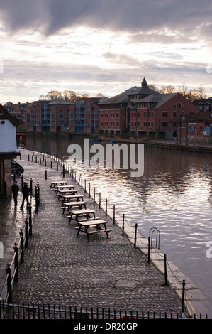 Dramatischer Abendhimmel über den Fluss Ouse & King's Staith mit den Kings Arms Pub & seine außerhalb von Tabellen durch ruhige Flussufer - Stadtzentrum von York, England, UK. Stockfoto