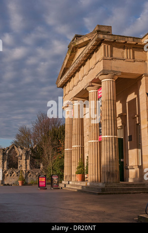 Eindrucksvollen Eingang von Yorkshire Museum gebadet in Abendsonne im schönen Park von St Mary's Abbey Ruinen - Museum Gardens, York, England, UK. Stockfoto