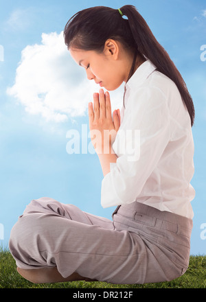 Zusammengesetztes Bild der Geschäftsfrau im Lotus Pose sitzen Stockfoto