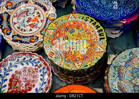 Asien, Türkei, Istanbul. Basar (aka Kapalicarsi). Handgemalte Keramik Souvenir Teller mit bunt verzierten Designs. Stockfoto