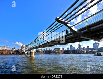 Die Londoner Millennium Fußgängerbrücke ist ein Stahl Hängebrücke über den Fluss Themse in London Stockfoto