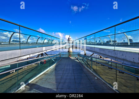 Die Londoner Millennium Fußgängerbrücke ist ein Stahl Hängebrücke über den Fluss Themse in London Stockfoto
