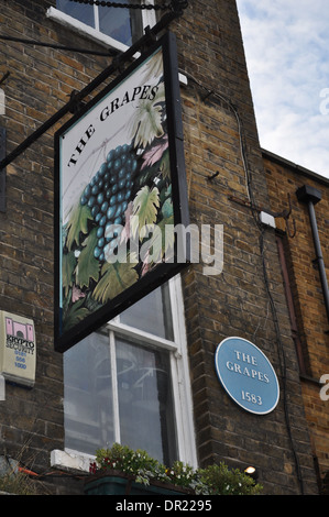 Die Trauben, einer berühmten Pub am Flussufer in Limehouse, East London, jetzt im Besitz von Sir Ian McKkellen Stockfoto