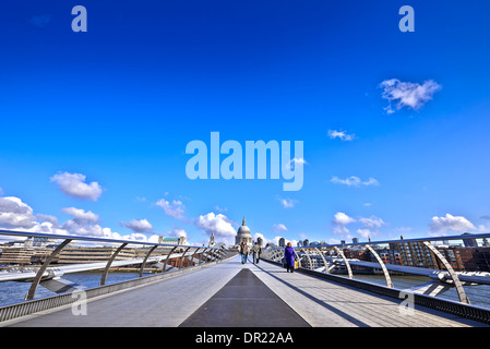Die Londoner Millennium Fußgängerbrücke ist ein Stahl Hängebrücke über den Fluss Themse in London Stockfoto