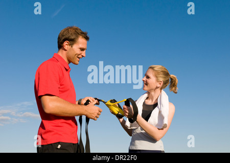 Ein Mann nutzt Aussetzung Ringe Stockfoto