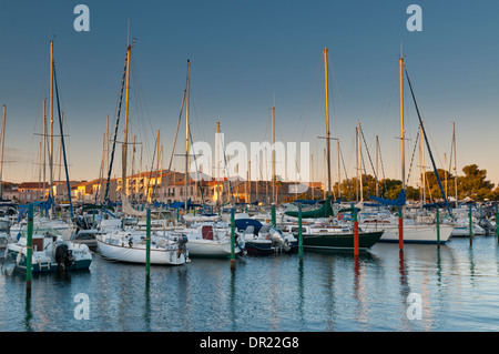 Boote entlang der Kante des Meze Hafen im Meer Stadt von Meze, Herault, Languedoc Roussillon, Frankreich Stockfoto