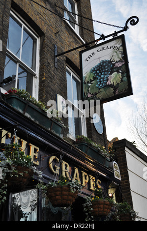 Die Trauben, einer berühmten Pub am Flussufer in Limehouse, East London, jetzt im Besitz von Sir Ian McKkellen Stockfoto