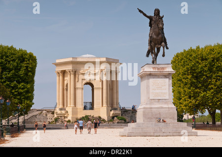 Die montierten Statue von Louis XIV und Chateau d ' eau, Place Royale du Peyrou, Montpellier, Hérault, Languedoc-Roussillon, Frankreich Stockfoto