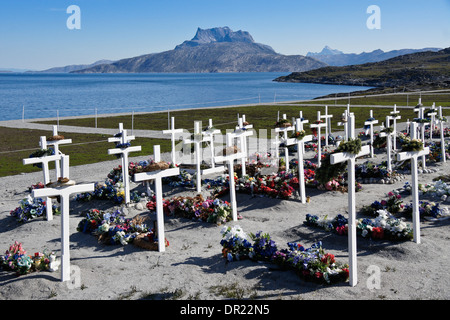 Friedhof mit Sermitsiaq Berg im Hintergrund, Nuuk (Godthab), Grönland Stockfoto