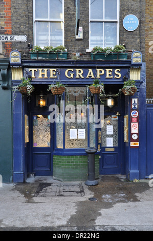 Die Trauben, einer berühmten Pub am Flussufer in Limehouse, East London, jetzt im Besitz von Sir Ian McKkellen Stockfoto