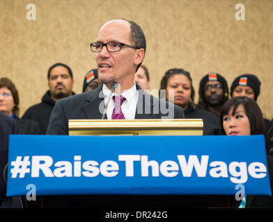 Washington DC, USA. 15. Januar 2014. US-Arbeitsminister Thomas Perez zusammen mit demokratischen Abgeordneten abhalten eine Pressekonferenz, auf die Notwendigkeit der Bundesrepublik Mindestlohn 15. Januar 2014 in Washington, DC. Demokraten fordern eine Aufhebung des Mindestlohns um $10,10 pro Stunde aus der aktuellen $8,25. Bildnachweis: Planetpix/Alamy Live-Nachrichten Stockfoto