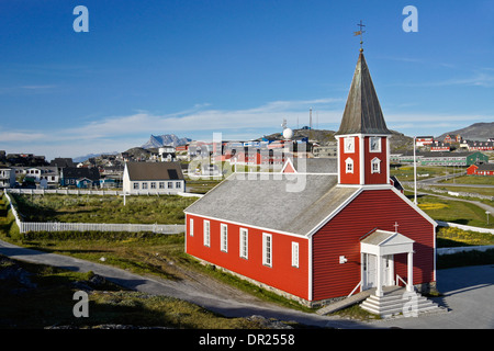 Frelserens Kirke (Kirche von unseres Erlösers) und bunten Häusern in Nuuk (Godthab), Grönland Stockfoto