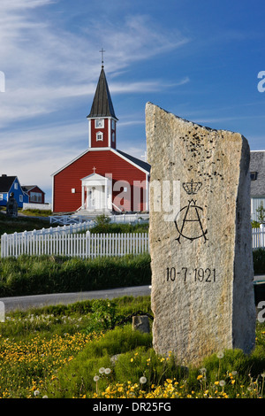 Frelserens Kirke (Kirche von unseres Erlösers) und Stein zum Gedenken an ersten dänischen königlichen Besuch in Nuuk (Godthab), Grönland Stockfoto