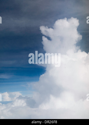 Weiße Wolken am blauen Himmel gesehen von einem Flugzeug Stockfoto