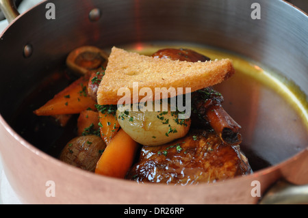 Coq Au Vin in einem Londoner fine dining Restaurant serviert Stockfoto