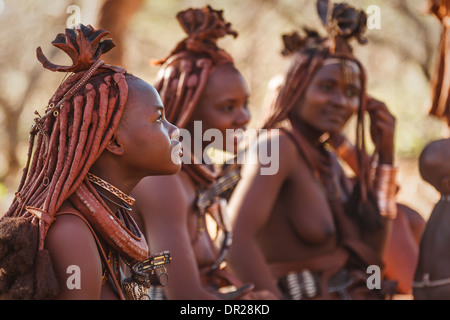 Gruppe von Frauen mit traditionellen Frisur außerhalb im Dorf im Damaraland, Namibia Stockfoto
