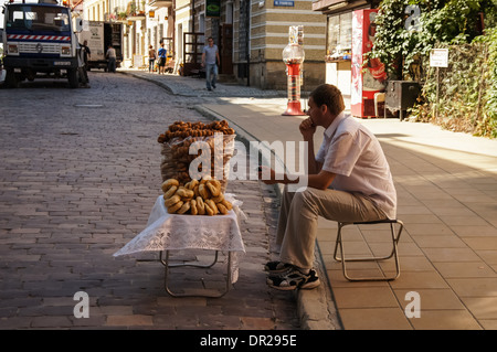 Mann verkauft traditionelle Bagels in historischen alten Stadt Sandomierz-Polen Stockfoto