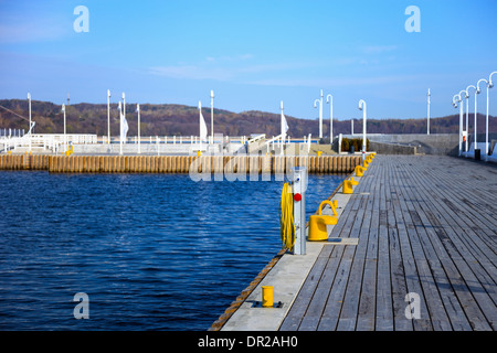 Gelbe Festmacher Poller auf hölzernen Marina in Sopot, Polen. Stockfoto