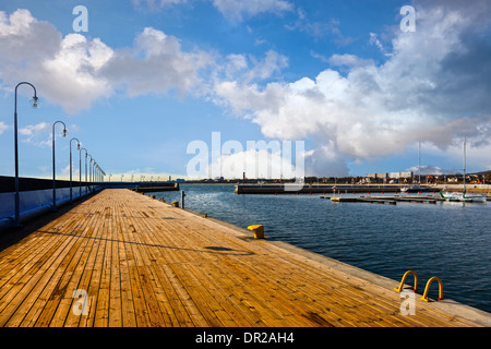 Gelbe Festmacher Poller auf hölzernen Marina in Sopot, Polen. Stockfoto