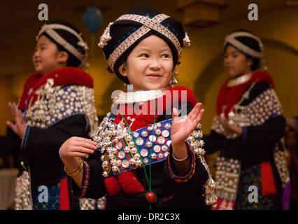 23. Januar 2009 - Sacramento, CA, USA - KIMBERLY CHAO, 7, führt einen traditionellen Tanz mit Iu Mien wenig Phoenix während der Iu Mien Neujahrsfeier im Majestic vietnamesische Restaurant in Sacramento. (Kredit-Bild: © Florenz Low/Sacramento Bee/ZUMA Press) Einschränkungen: * USA Boulevardpresse Rechte heraus * Stockfoto