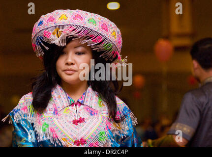 23. Januar 2009 Modelle - Sacramento, CA, USA - BRENDA SAEFONG eine traditionelle Hmong-Outfit während einer Modenschau an der Iu Mien Neujahrsfeier im Majestic vietnamesische Restaurant in Sacramento. (Kredit-Bild: © Florenz Low/Sacramento Bee/ZUMA Press) Einschränkungen: * USA Boulevardpresse Rechte heraus * Stockfoto